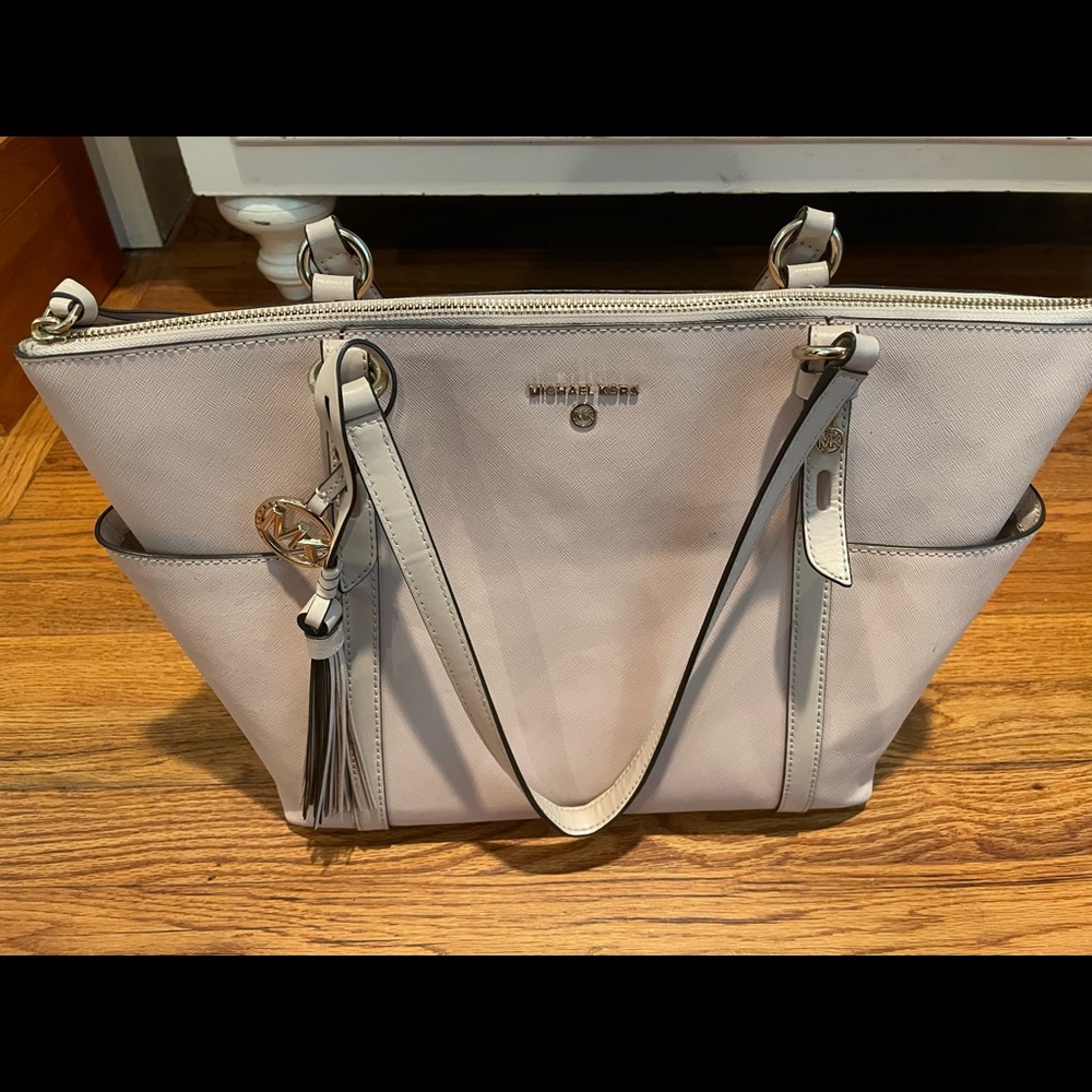 Michael Kors
Sullivan Large Saffiano Leather Top-Zip Tote Top-zip tote bag